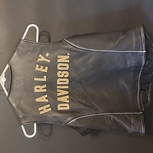 Women's Harley-Davidson leather vest size medium. - Picture 4 of 4